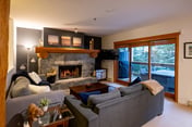 Alpine 3BR/3BA:Balcony, BBQ. 5 Mins to Vill! Sleeps 8