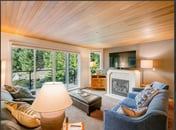 Mountain Escape: 2BR Family Friendly, Fireplace, Hot tub, 5 mins to Village!