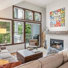 Bright 3BR Home: Sleeps 6, Balcony, Hot Tub, King Bed.