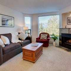 Bright Upper Village 1BRM:Pool, Balcony, Steps to Mtn. Sleeps 4!