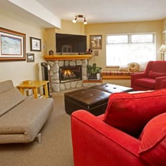Cozy Creekside 1BR: Pool, Hot Tub. Steps to Gondola and Lake.