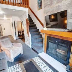 Cozy Lofted 1BRM: Fireplace, NEW Hot Tub-Walk to Gondola & Lake!