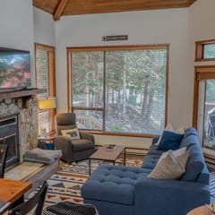 Creekside 2BR:Walk to Mtn. Balcony, BBQ. Sleeps 7!