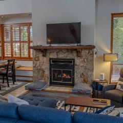 Bright Creekside 2BR:Walk to Creekside Gondola, Fireplace, Sleeps 7!