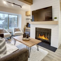 Lofted Creekside 1BR: Pool & NEW Hot Tub, Walk to Creekside Gondola & Lake!