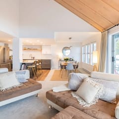 Luxury 4BR: 5 min to Vill, Balcony, BBQ, Sleeps 8!