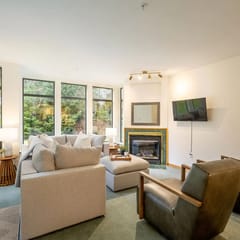 Spacious & Bright 2BRM-Patio, 5 Mins to Village. Sleeps 6