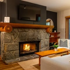 Spacious 1.5BR: Sleeps 4, Balcony, Private Hot Tub.
