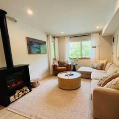 Spacious Creekside 2BR:Walk to Creekside Gondola, Fire & New Hot Tub. Sleeps 6!