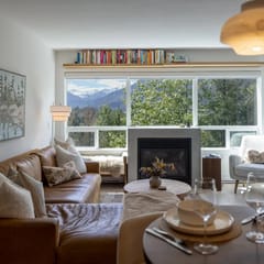 Mountain View 2BR: Walk to Gondola, Hot Tub & Parking! Sleeps 4.