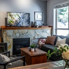 Whistler Vill 2BR: Sleeps 6, Walk to Everything! Free Parking & Hot Tub.