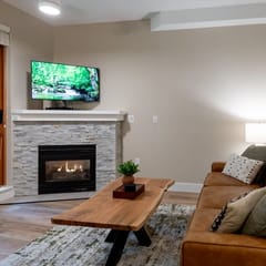 Whistler Vill 2BR: Pool, Hot Tub, Balcony, Free Parking. Walk to Everything