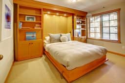 Alpine 3BR/3BA: Pool, Balcony, BBQ. 5 Mins to Vill! Sleeps 6