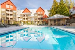 Cozy Creekside 1BR: Pool, Hot Tub. Steps to Gondola and Lake.