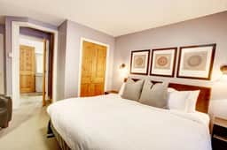 Luxury 5BR Home:Sleeps 8, Private Hot Tub-Near Vill w/ free parking