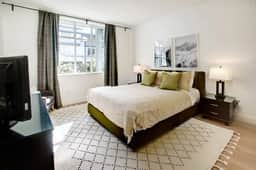 Bright Upper Vill 1BR:2 Min Walk to Lift! Sleeps 4