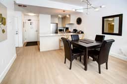 Bright Upper Vill 1BR:2 Min Walk to Lift! Sleeps 4
