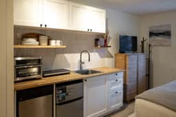 Whistler Village Studio-Pool, Hot Tub, Gym. Steps to Gondola!