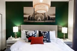 Comfy 1BR: Sleeps 4 with AC. Walk to Everything!