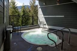 Mountain View 2BR: Walk to Gondola, Hot Tub & Parking! Sleeps 4.