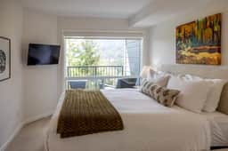 Mountain View 2BR: Walk to Gondola, Hot Tub & Parking! Sleeps 4.