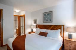 Whistler Vill 2BR: Sleeps 6, Walk to Everything! Free Parking & Hot Tub.