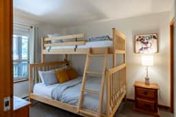 Whistler Vill 2BR: Sleeps 6, Walk to Everything! Free Parking & Hot Tub.