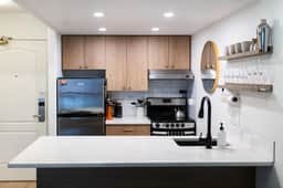Upper Vill 1BR: Sleeps 4+Pool/ Hottub+ Sauna & Gym - Image 3