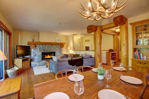 Alpine 3BR/3BA: Balcony, BBQ. 5 Mins to Vill! Sleeps 6 - Image 1