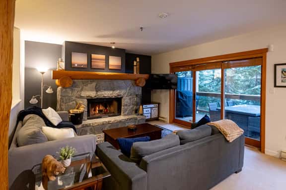 Alpine 3BR/3BA:Balcony, BBQ. 5 Mins to Vill! Sleeps 8 - Image 1