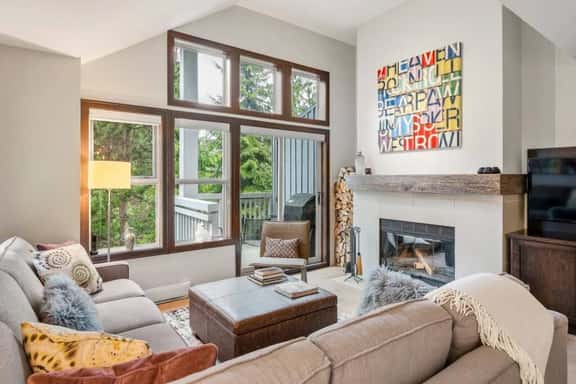 Bright 3BR Home: Sleeps 6, Balcony, Hot Tub, King Bed. - Image 1