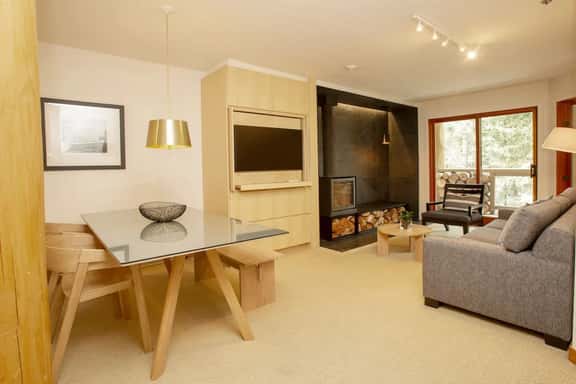 Cozy 1.5 BRM: 5 Min Walk to Ski-in/Out Trailhead. Fireplace, Hot Tub, Sleeps 4! - Image 1