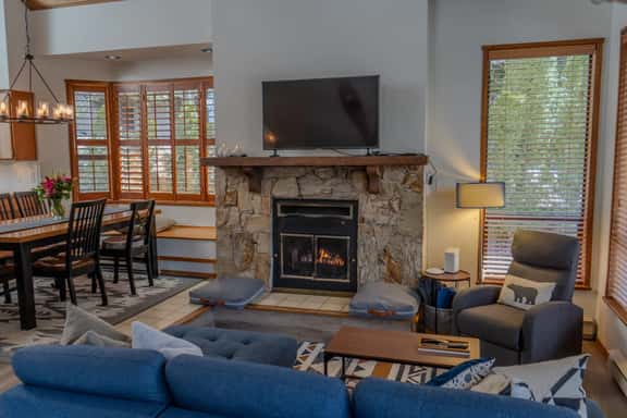 Bright Creekside 2BR:Walk to Creekside Gondola, Fireplace, Sleeps 7! - Image 1
