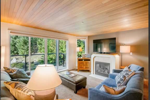 Mountain Escape: 2BR Family Friendly, Fireplace, Hot tub, 5 mins to Village! - Image 1