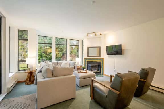 Spacious & Bright 2BRM: Fireplace, 5 Mins to Village. Sleeps 6! - Image 1