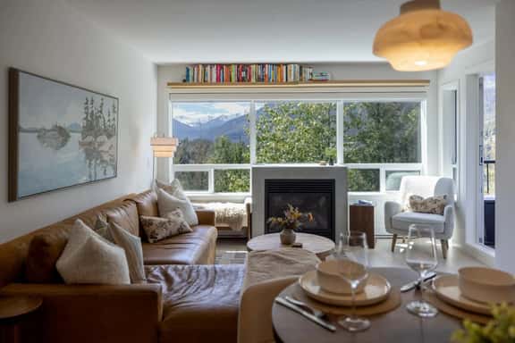 Mountain View 2BR: Walk to Gondola, Hot Tub & Parking! Sleeps 4. - Image 1