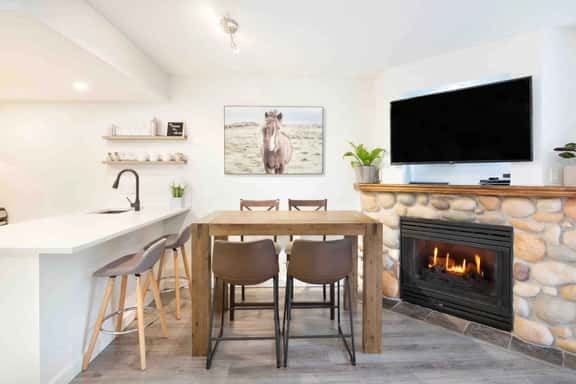 Upper Vill 1BR: Sleeps 4+Pool/ Hottub+ Sauna & Gym - Image 1