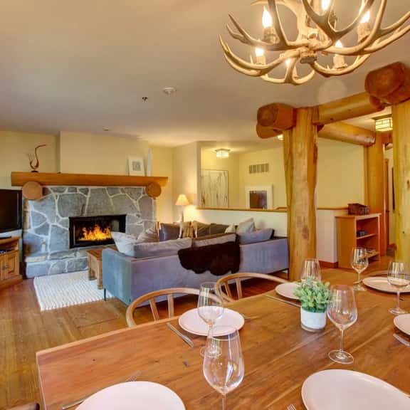 Alpine 3BR/3BA: Balcony, BBQ. 5 Mins to Vill! Sleeps 6 - Image 1