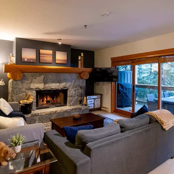 Alpine 3BR/3BA:Balcony, BBQ. 5 Mins to Vill! Sleeps 8 - Image 1
