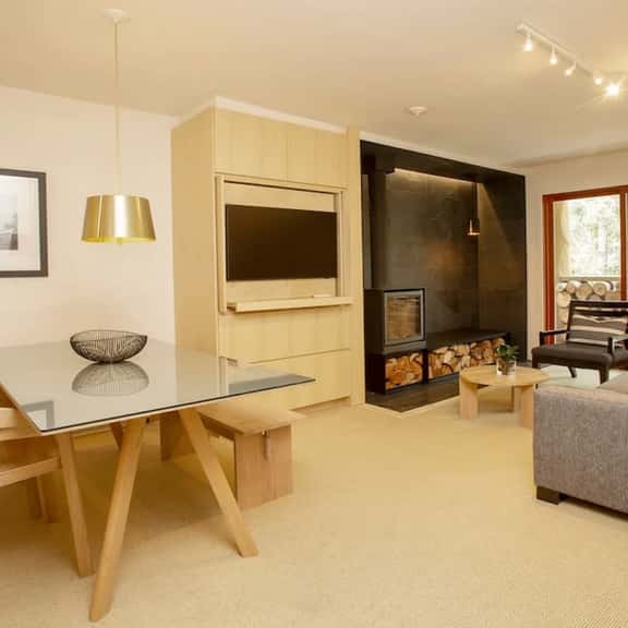 Cozy 1.5 BRM: 5 Min Walk to Ski-in/Out Trailhead. Fireplace, Hot Tub, Sleeps 4! - Image 1