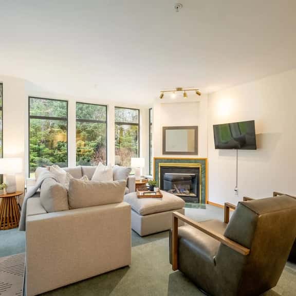 Spacious & Bright 2BRM: Fireplace, 5 Mins to Village. Sleeps 6! - Image 1