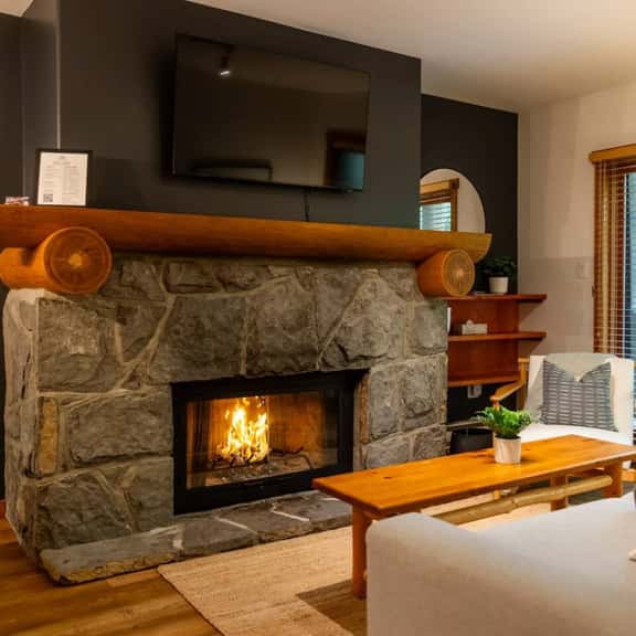 Spacious 1.5BR: Sleeps 4, Balcony, Private Hot Tub. - Image 1