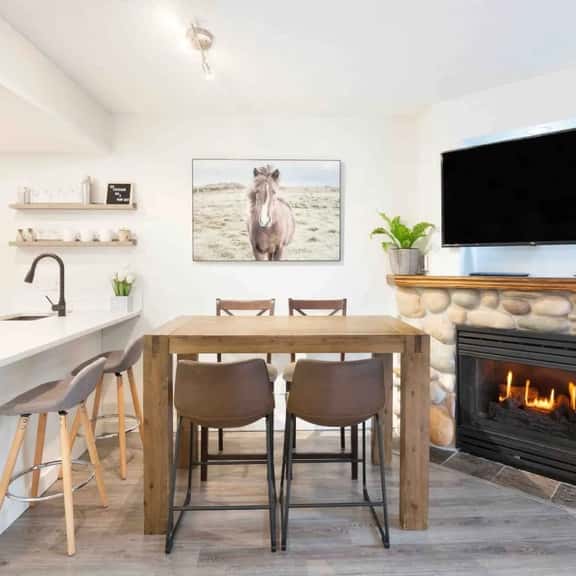 Upper Vill 1BR: Sleeps 4+Pool/ Hottub+ Sauna & Gym - Image 1
