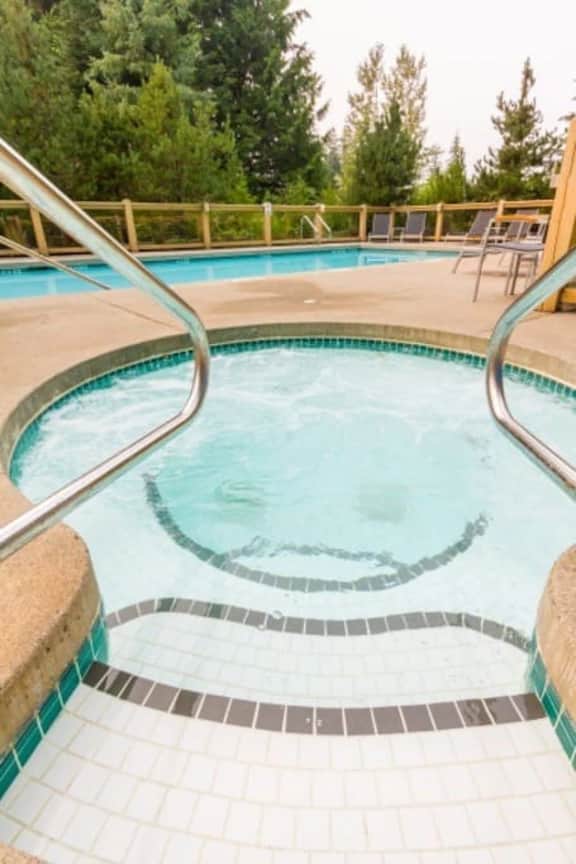 Cozy 1.5 BRM: 5 Min Walk to Ski-in/Out Trailhead. Fireplace, Hot Tub, Sleeps 4! - Image 3