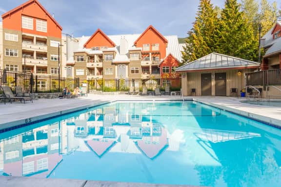 Cozy Creekside 1BR: Pool, Hot Tub. Steps to Gondola and Lake.