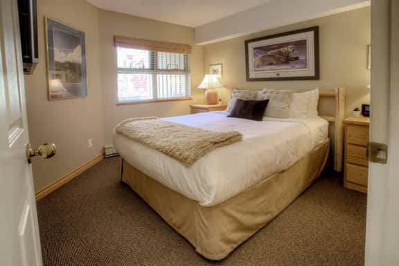 Cozy Creekside 1BR:Steps to Creekside Gondola, Fireplace, Hot Tub! - Image 2