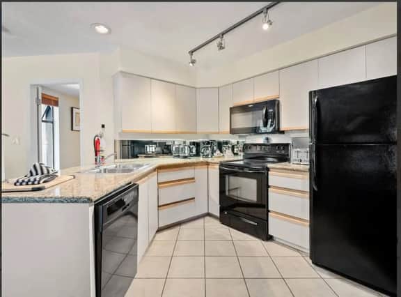 Mountain Escape: 2BR Family Friendly, Fireplace, Hot tub, 5 mins to Village! - Image 5