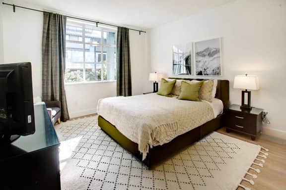 Bright Upper Vill 1BR:2 Min Walk to Lift! Sleeps 4