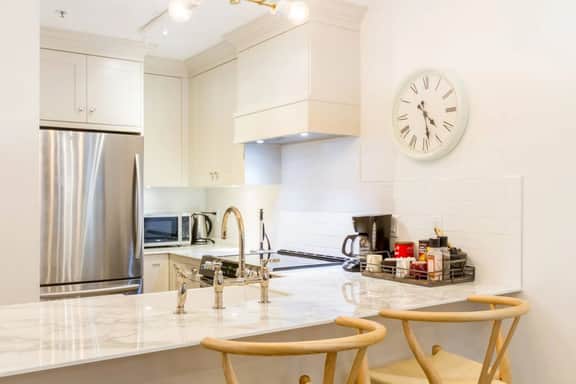 Bright Upper Vill 1BR:2 Min Walk to Lift! Sleeps 4