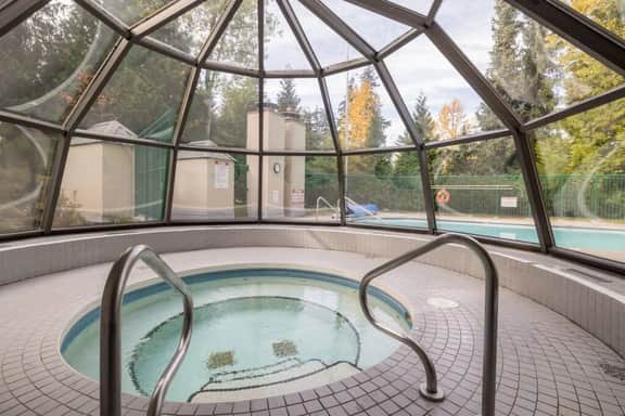 Upper Vill 1BRM: Pool, Bike storage, Steps to Mtn! Sleeps 4
